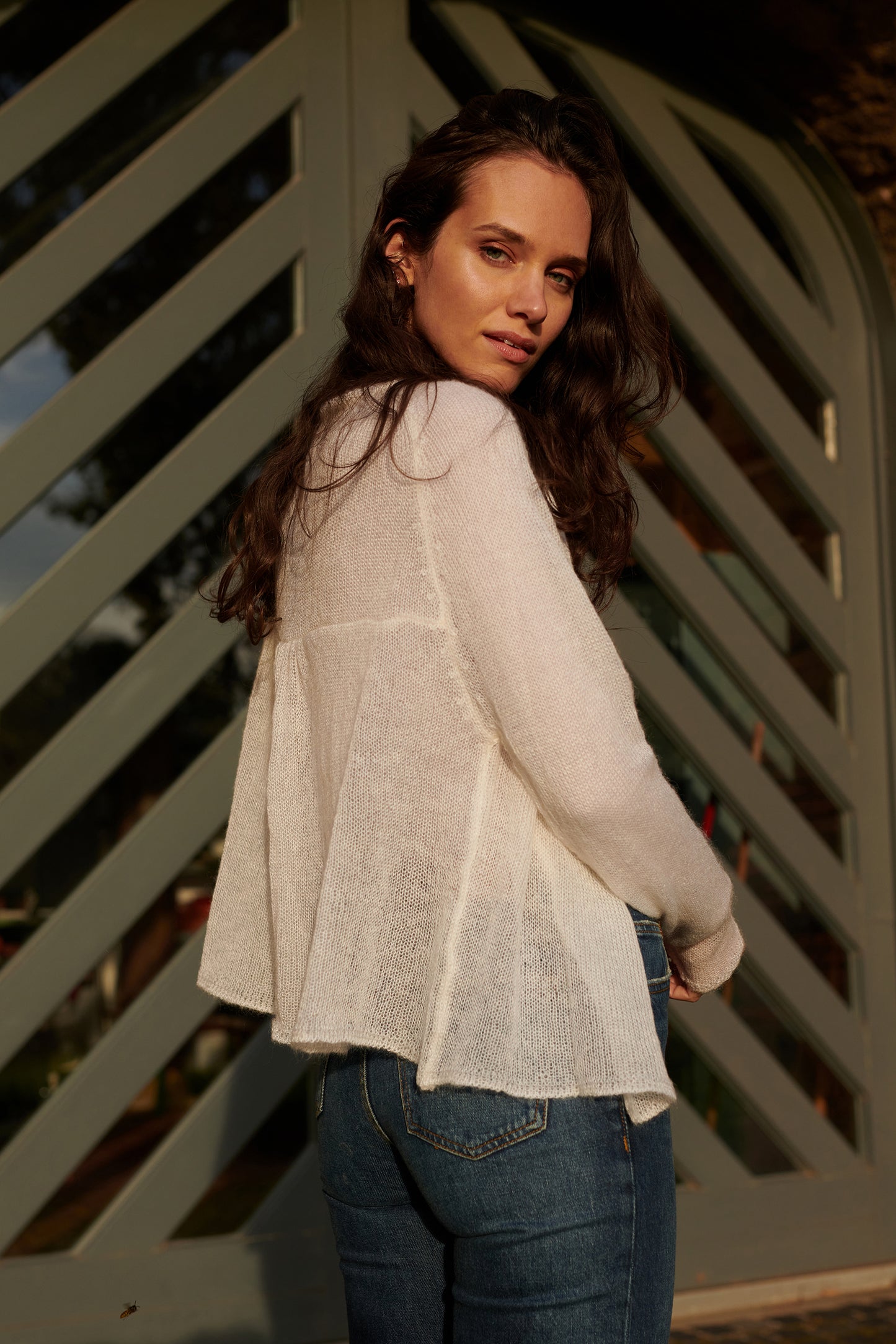 Mohaircardigan XENIA Seitenansicht an Model in der Farbe pearl white