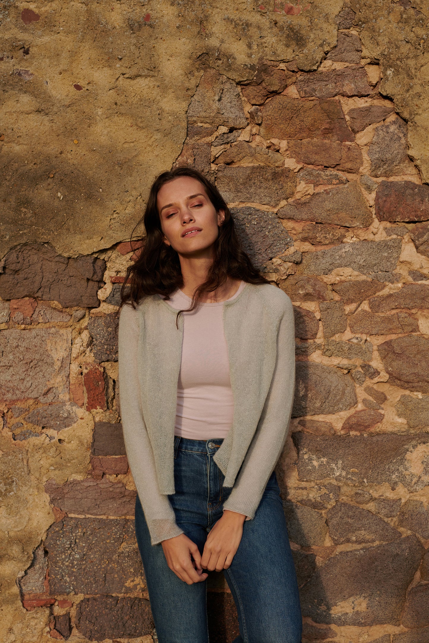 Mohaircardigan XENIA Vorderansicht1 an Model in der Farbe asphalt grey