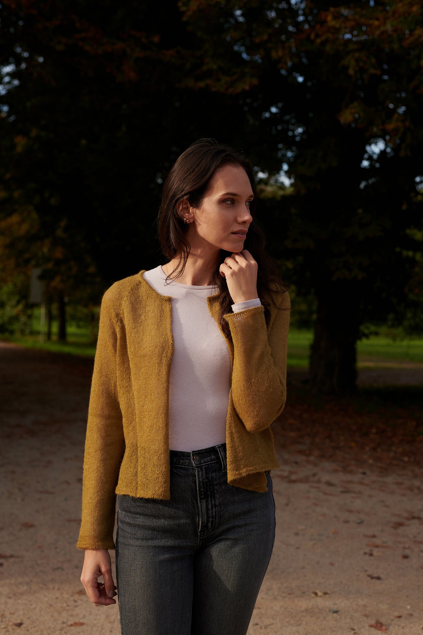 Mohaircardigan XENIA Vorderansicht1 an Model in der Farbe helloliv