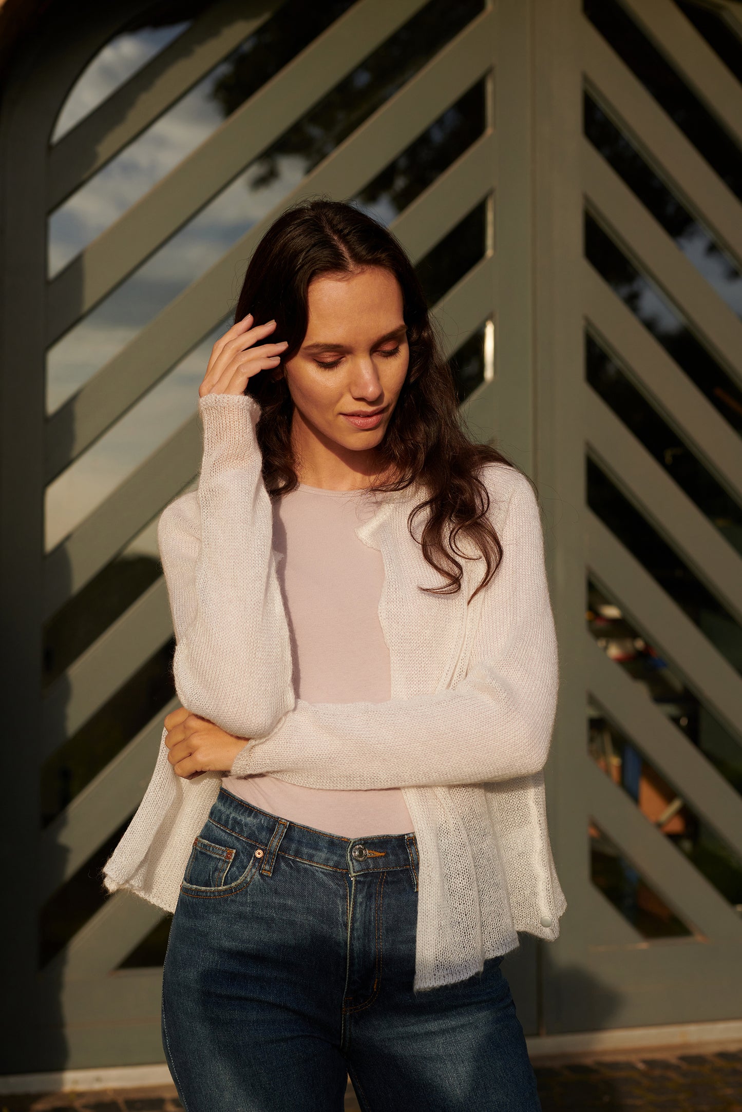 Mohaircardigan XENIA Vorderansicht1 an Model in der Farbe pearl white