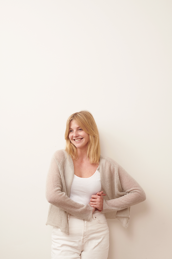 Mohaircardigan XENIA Vorderansicht2 an Model in der Farbe asphalt grey