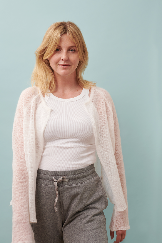 Mohaircardigan XENIA Vorderansicht2 an Model in der Farbe pearl white