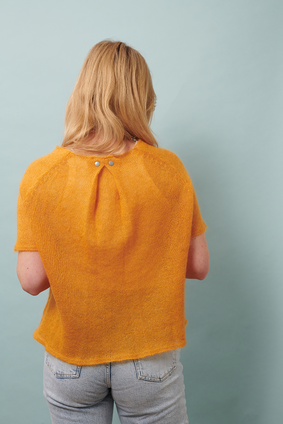 Mohairshirt OXANA Rueckansicht an Model in der Farbe sunny yellow