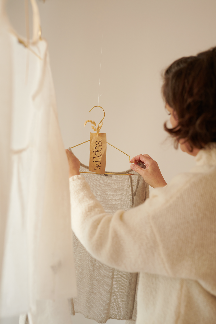 Eva Wilde-Graef von wildes. dekoriert in ihrem Atelier Strickjacke XENIA im Schauraum