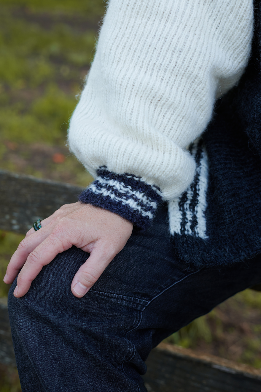 Alpaka College Cardigan VIVIAN Großaufnahme Ärmelsaum in der Farbe natur anthrazit