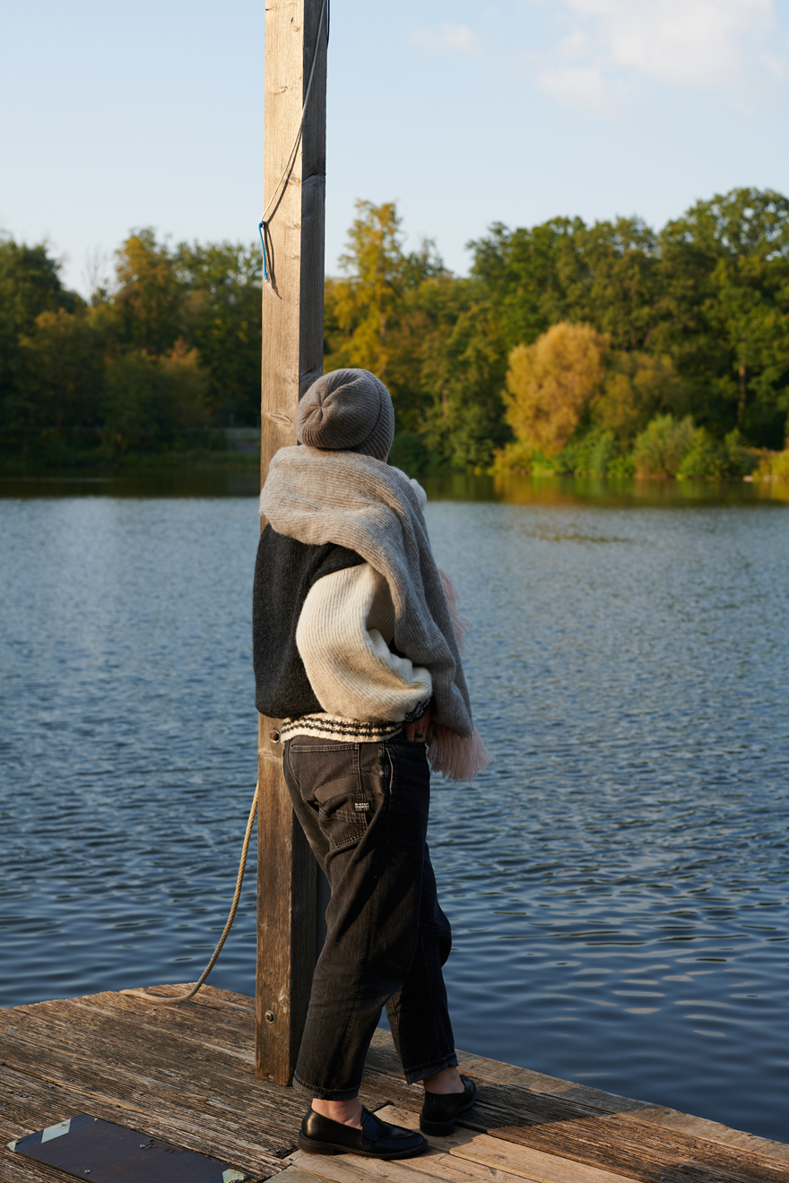 Alpaka College Cardigan VIVIAN an Model Rueckansicht kombiniert mit Mütze MARA und Schal ALMA in der Farbe natur anthrazit
