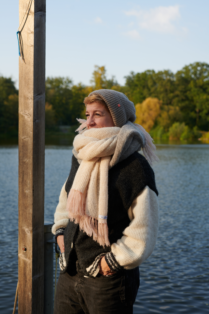 Alpaka College Cardigan VIVIAN an Model Vorderansicht kombiniert mit Mütze MARA und Schal ALMA in der Farbe natur anthrazit