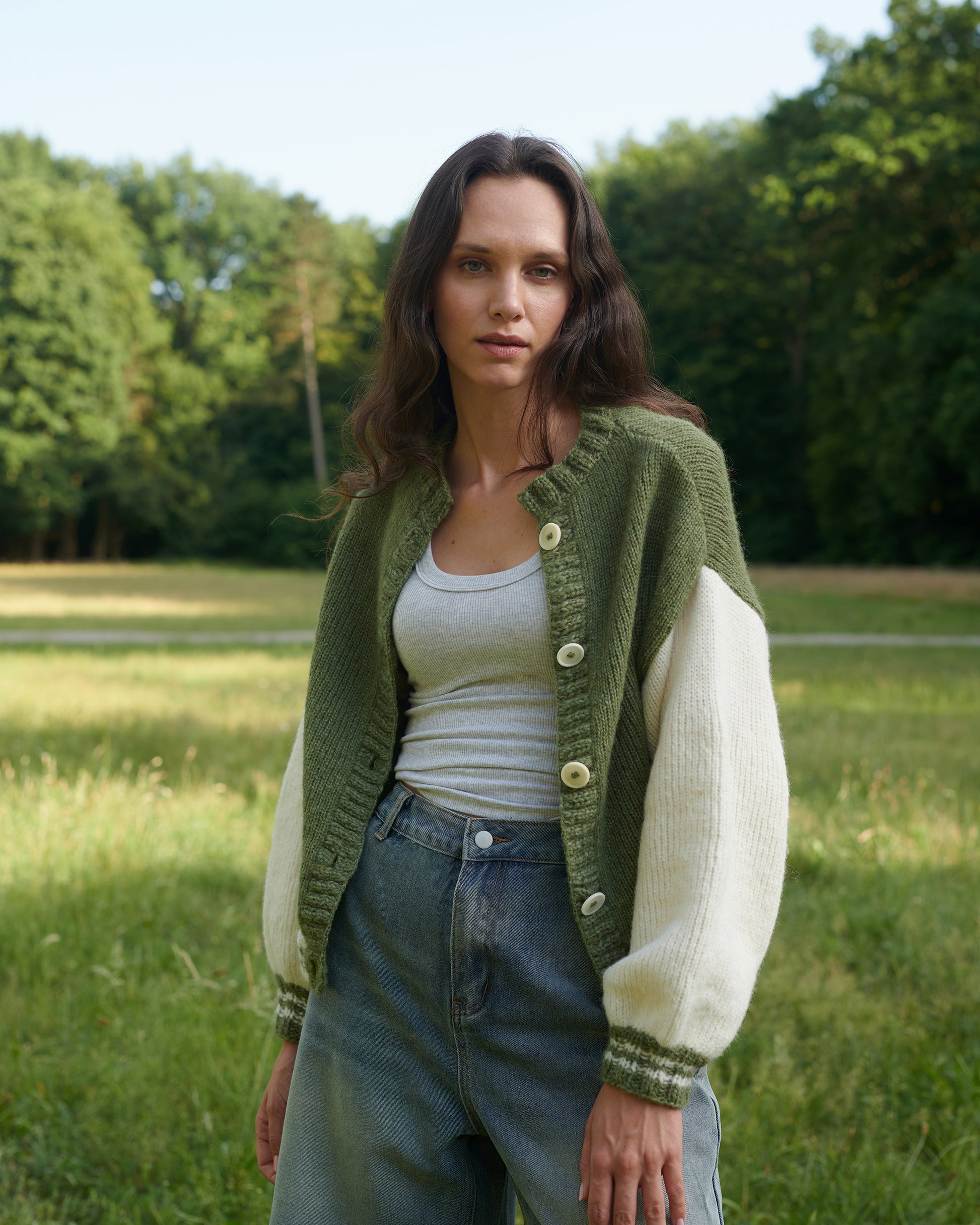 Alpaka College Cardigan VIVIAN Vorderansicht an Model stehend  in der Farbe natur oregano
