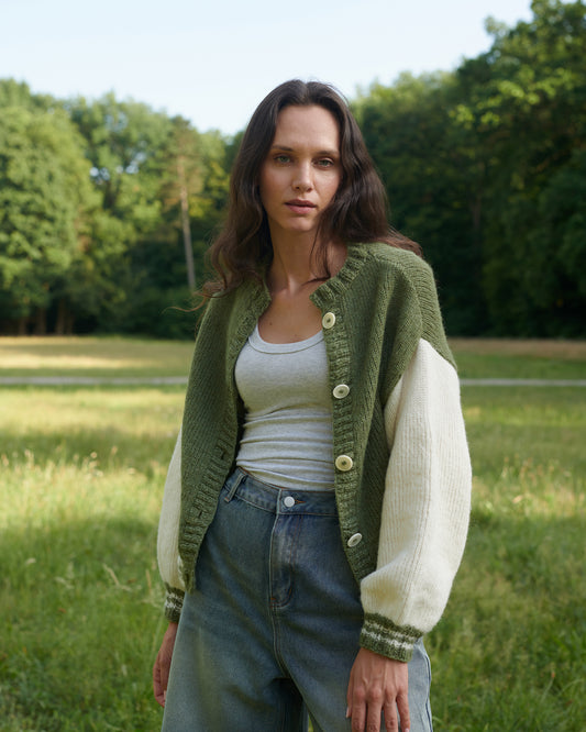 Alpaka College Cardigan VIVIAN Vorderansicht an Model stehend  in der Farbe natur oregano