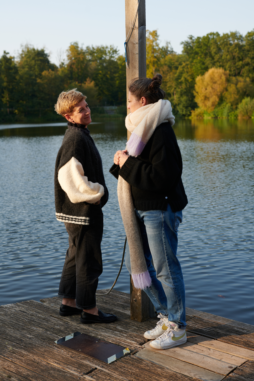 Alpaka College Cardigan VIVIAN an Models am See1 in der Farbe natur anthrazit