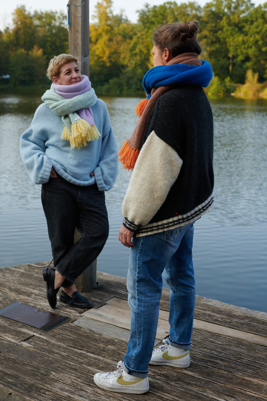 Alpaka College Cardigan VIVIAN an Models am See2 in der Farbe natur anthrazit
