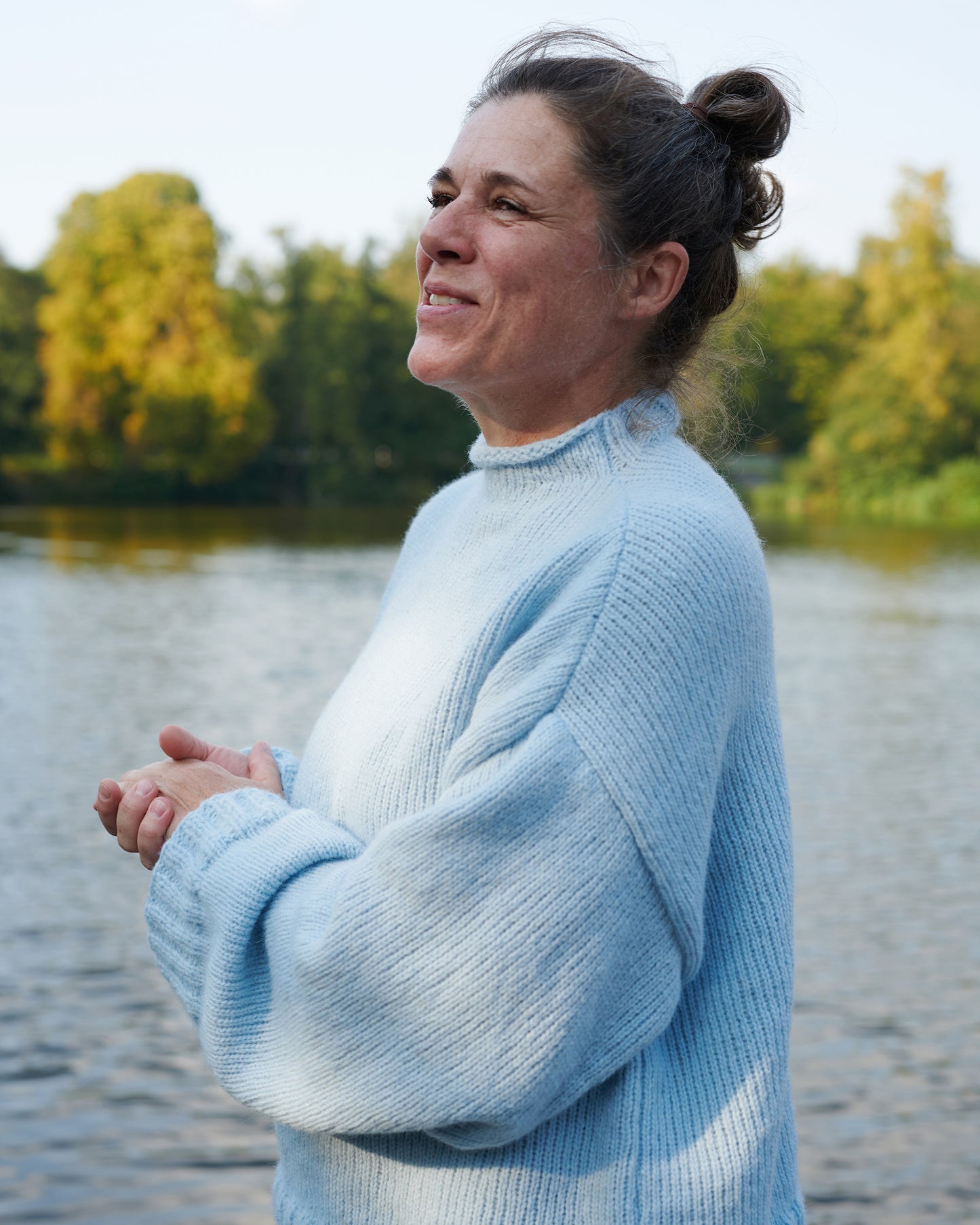 Alpaka Pullover HEIDI Seitenansicht an Model am See in der Farbe morgennebel