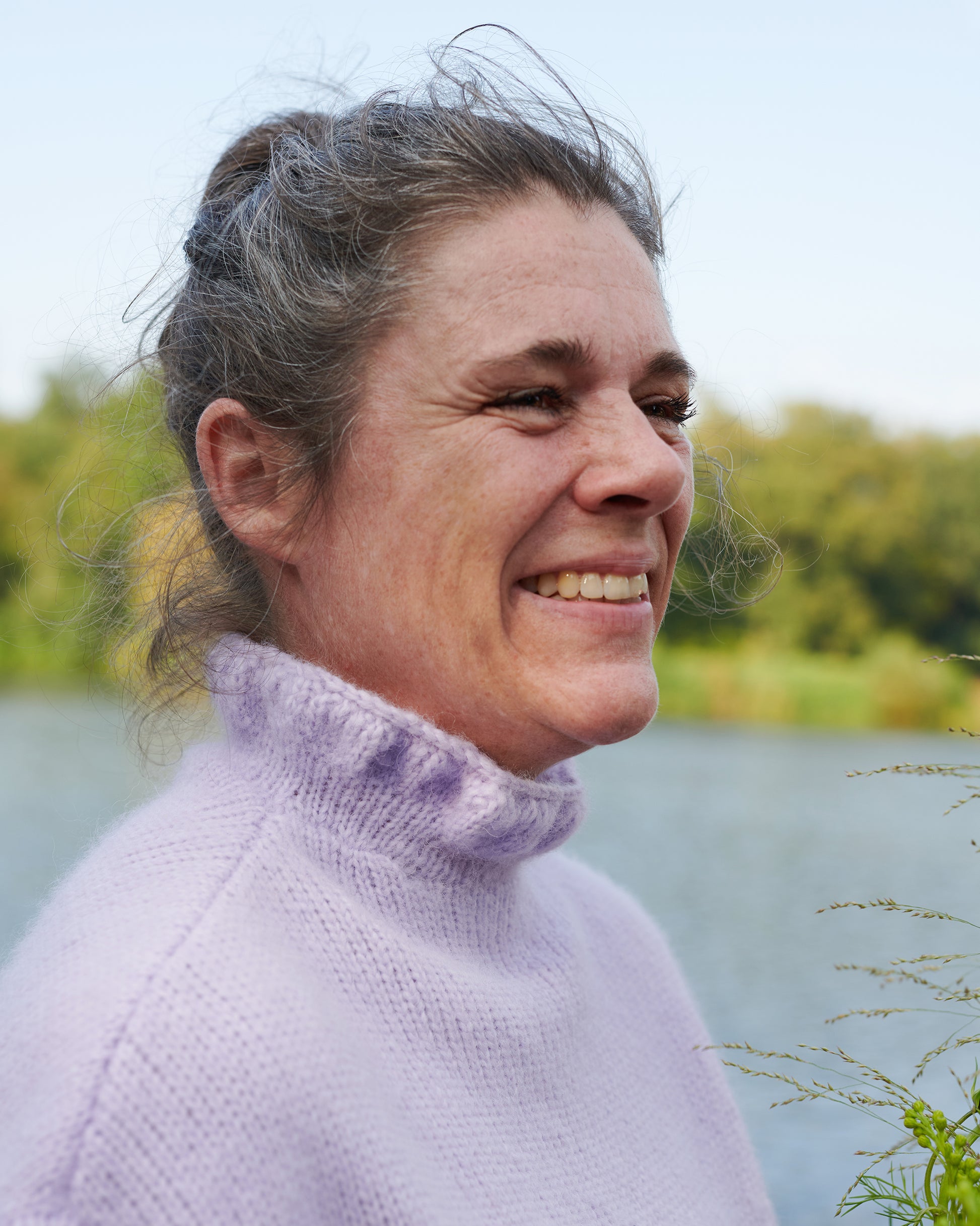 Alpaka Pullunder BELLA Detailansicht Kragen an Model am See in der Farbe orchidee