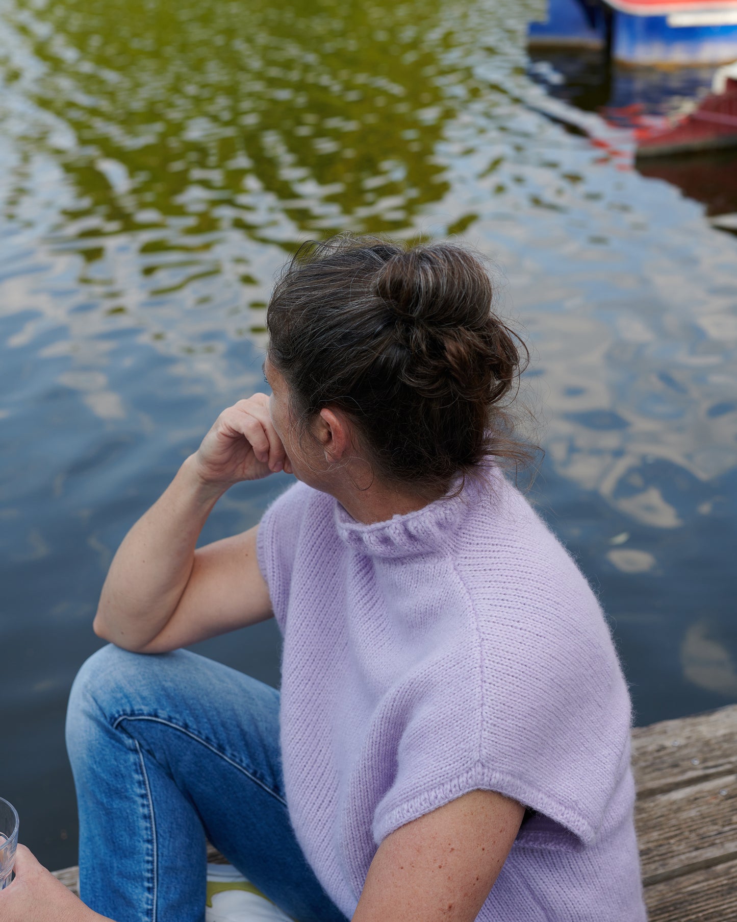 Alpaka Pullunder BELLA  Detailansicht Schulter an Model am See in der Farbe orchidee