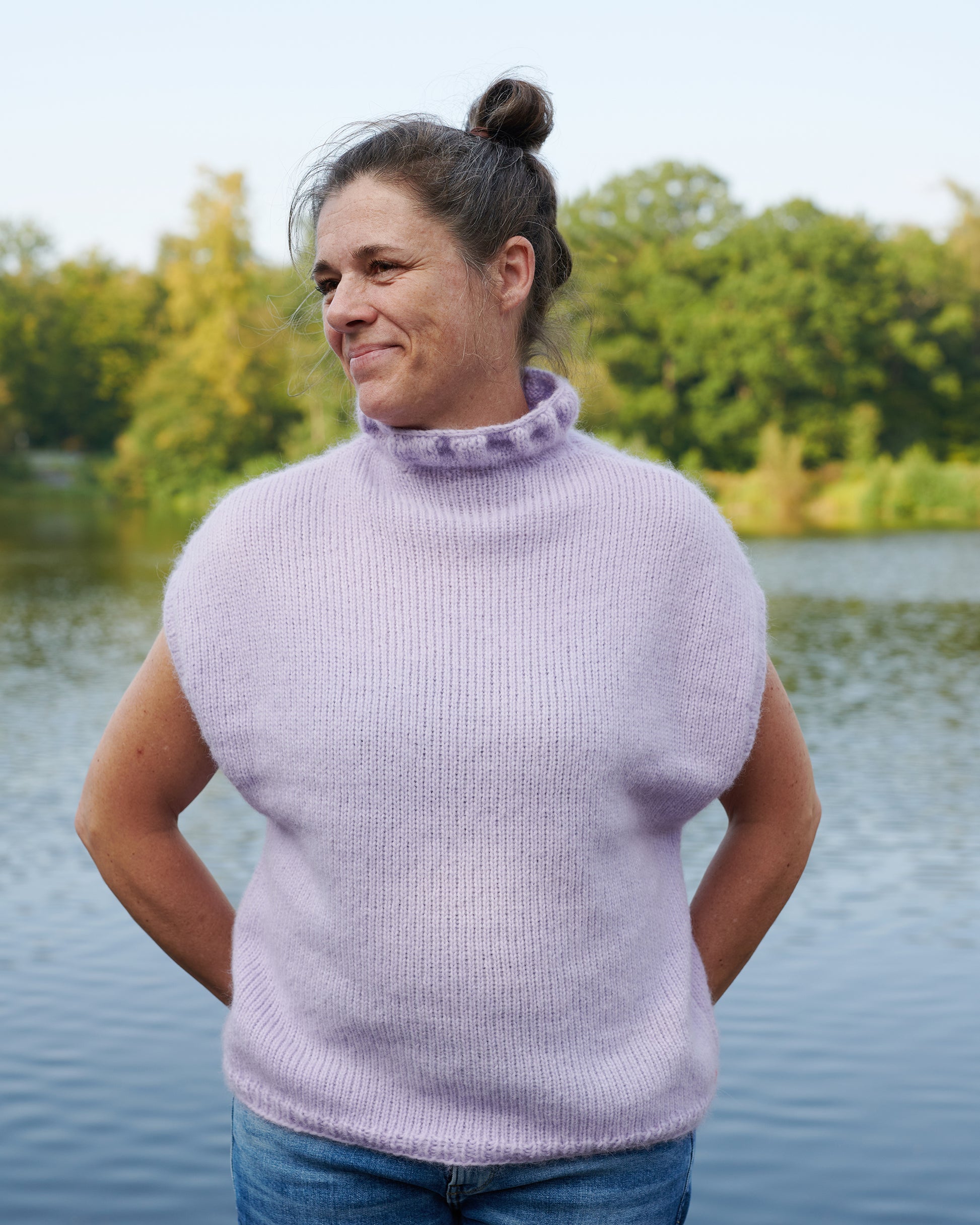 Alpaka Pullunder BELLA Vorderansicht an Model am See in der Farbe orchidee
