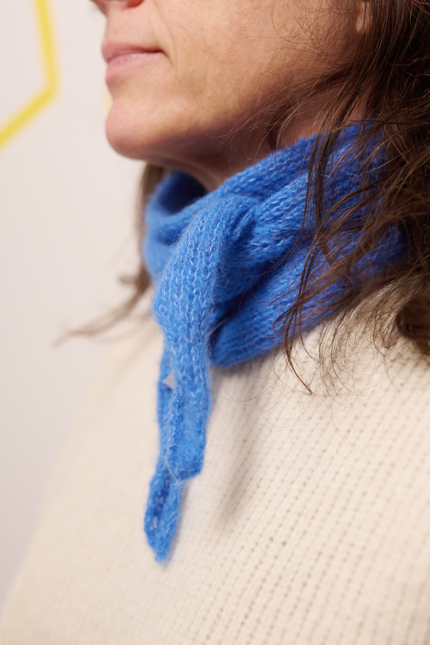 Alpaka Seide Tuch GITTI-A handgefertigt  an Model in der Farbe kobaltblau