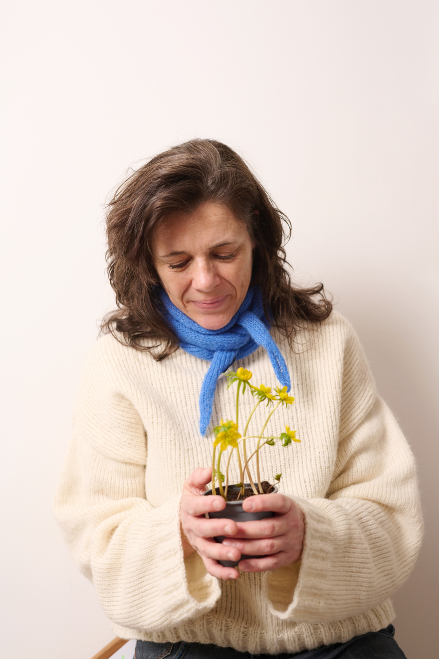 Alpaka Seide Tuch GITTI-A handgefertigt  an Model mit Blumentopf in der Farbe kobaltblau