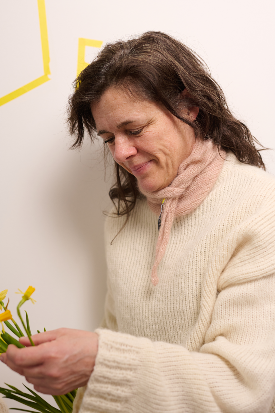Alpaka Seide Tuch GITTI-A handgefertigt  an Model mit Blumentopf in der Farbe rosa sand