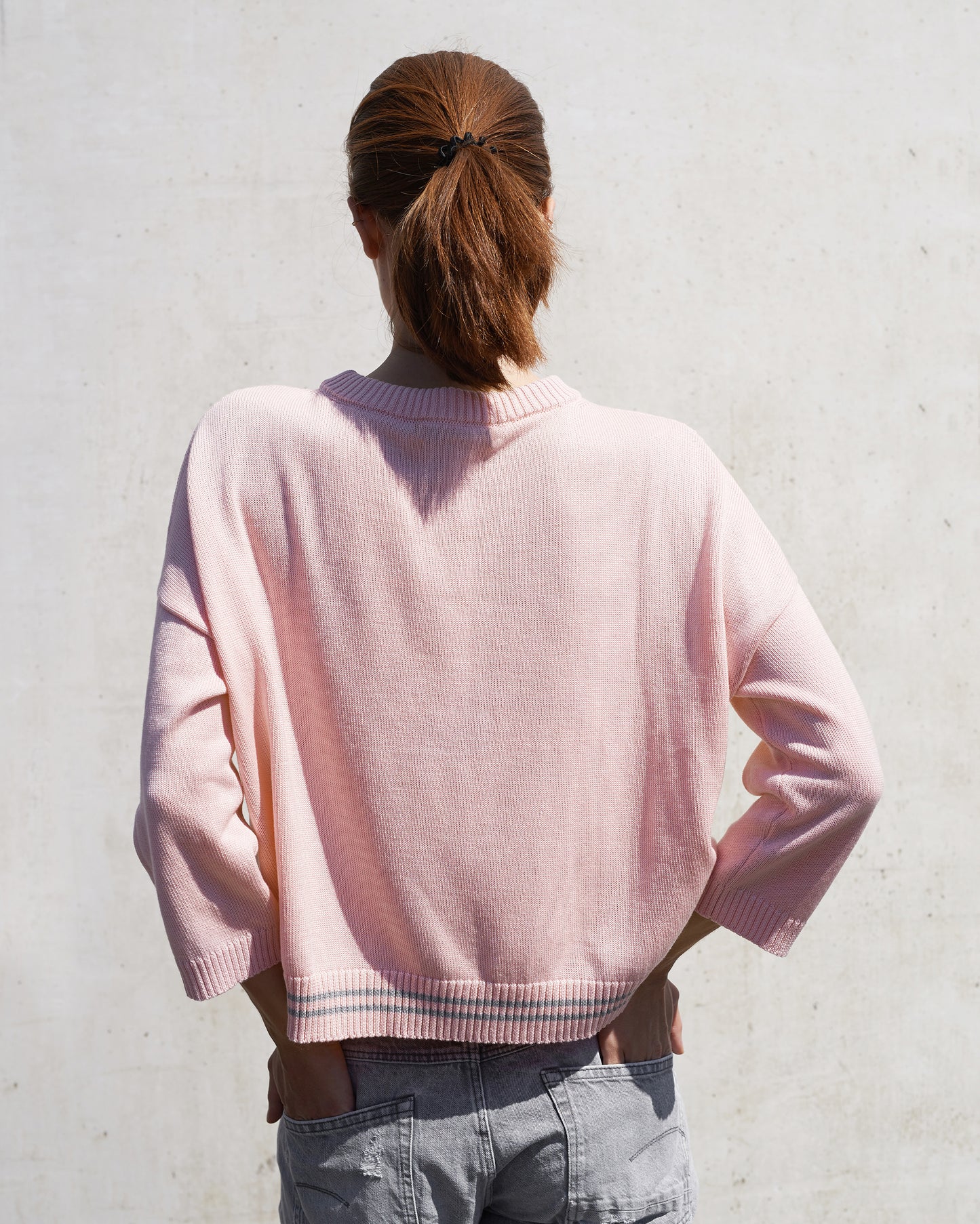 Baumwollpullover BRUNA mit Kaschmir-Seideanteil Rueckansicht an Model in der Farbe rose