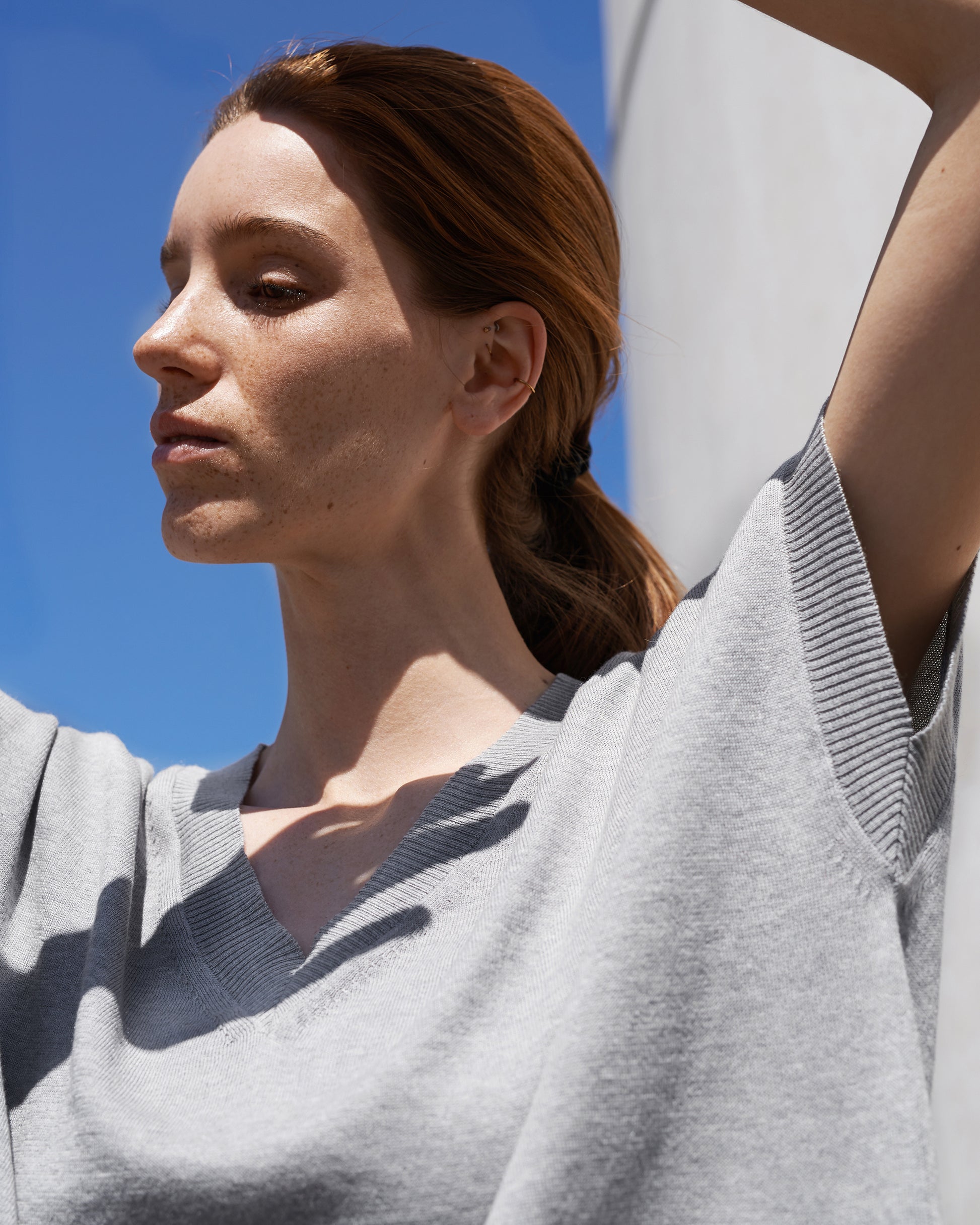 Baumwollshirt ANNA mit Kaschmir-Seideanteil Detail-Ansicht Aermel an Model in der Farbe stone