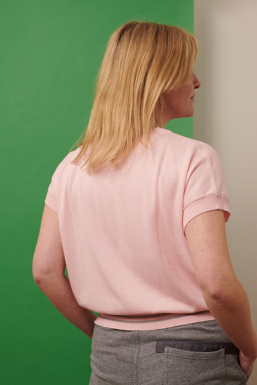 Baumwollshirt ANNA mit Kaschmir-Seideanteil Rueckansicht an Model in der Farbe rose