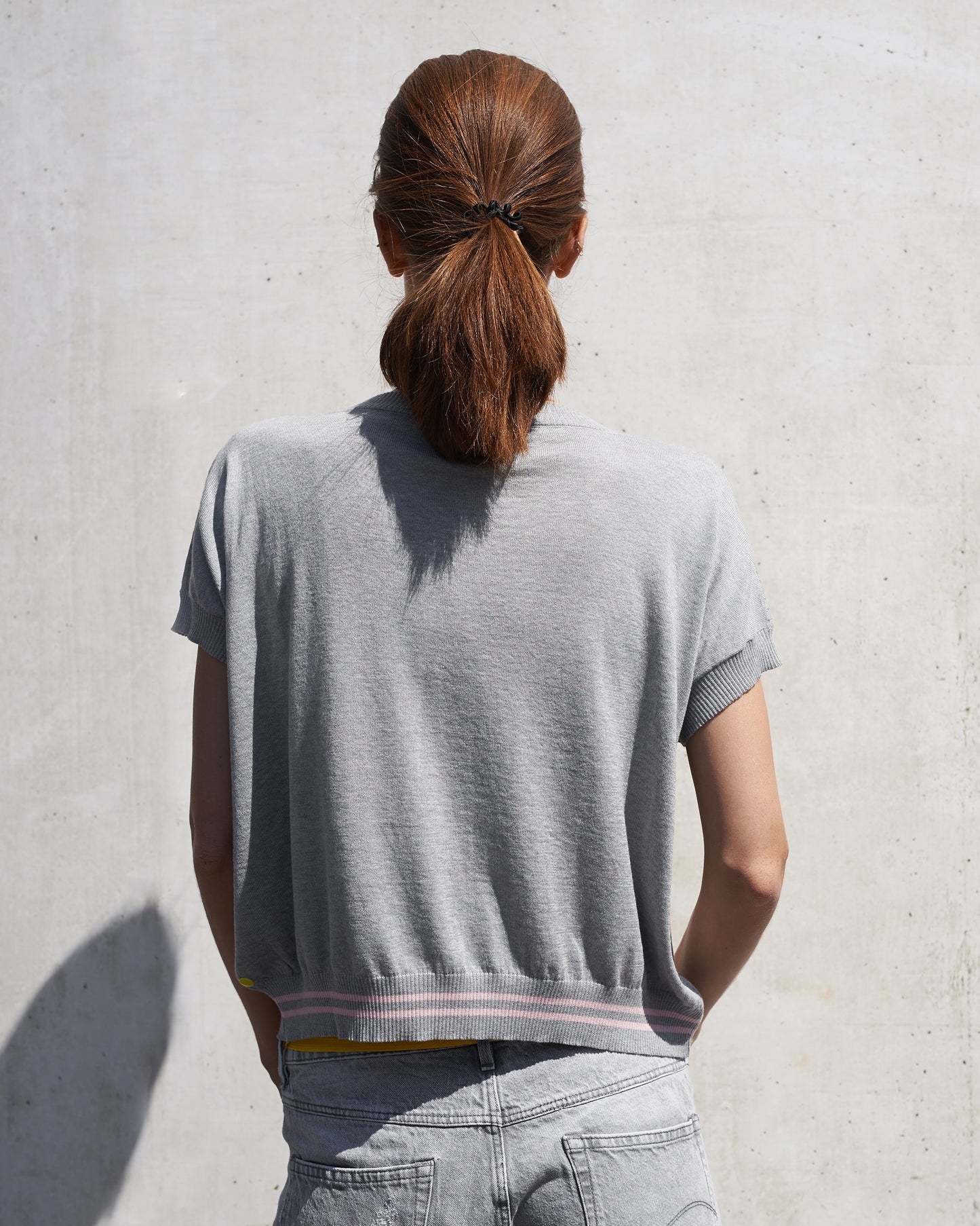 Baumwollshirt ANNA mit Kaschmir-Seideanteil Rueckansicht an Model in der Farbe stone