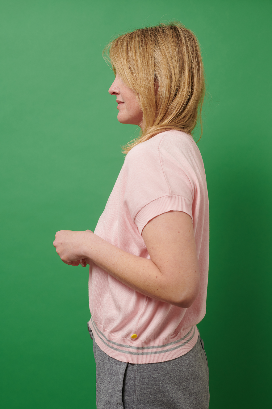 Baumwollshirt ANNA mit Kaschmir-Seideanteil Seitenansicht an Model in der Farbe rose