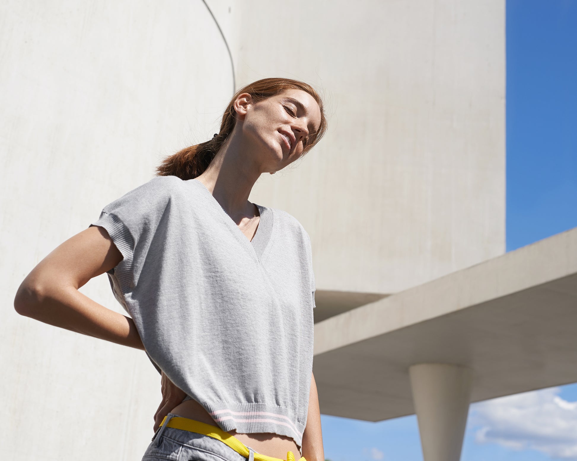 Baumwollshirt ANNA mit Kaschmir-Seideanteil Vorderansicht seitlich mit V-Ausschnitt an Model in der Farbe stone