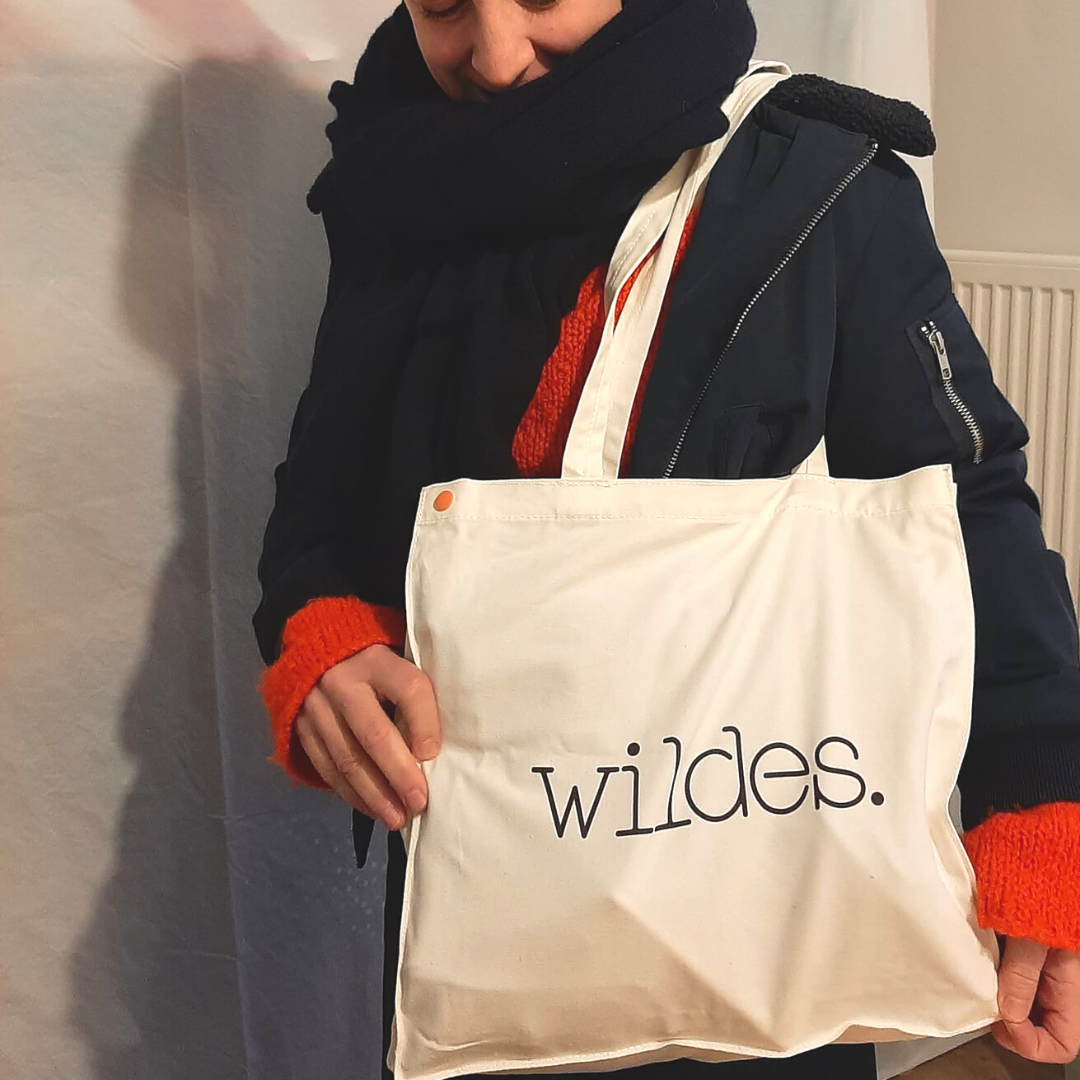 Baumwolltasche TINI mit Trägern hängend an Schulter mit Niete
