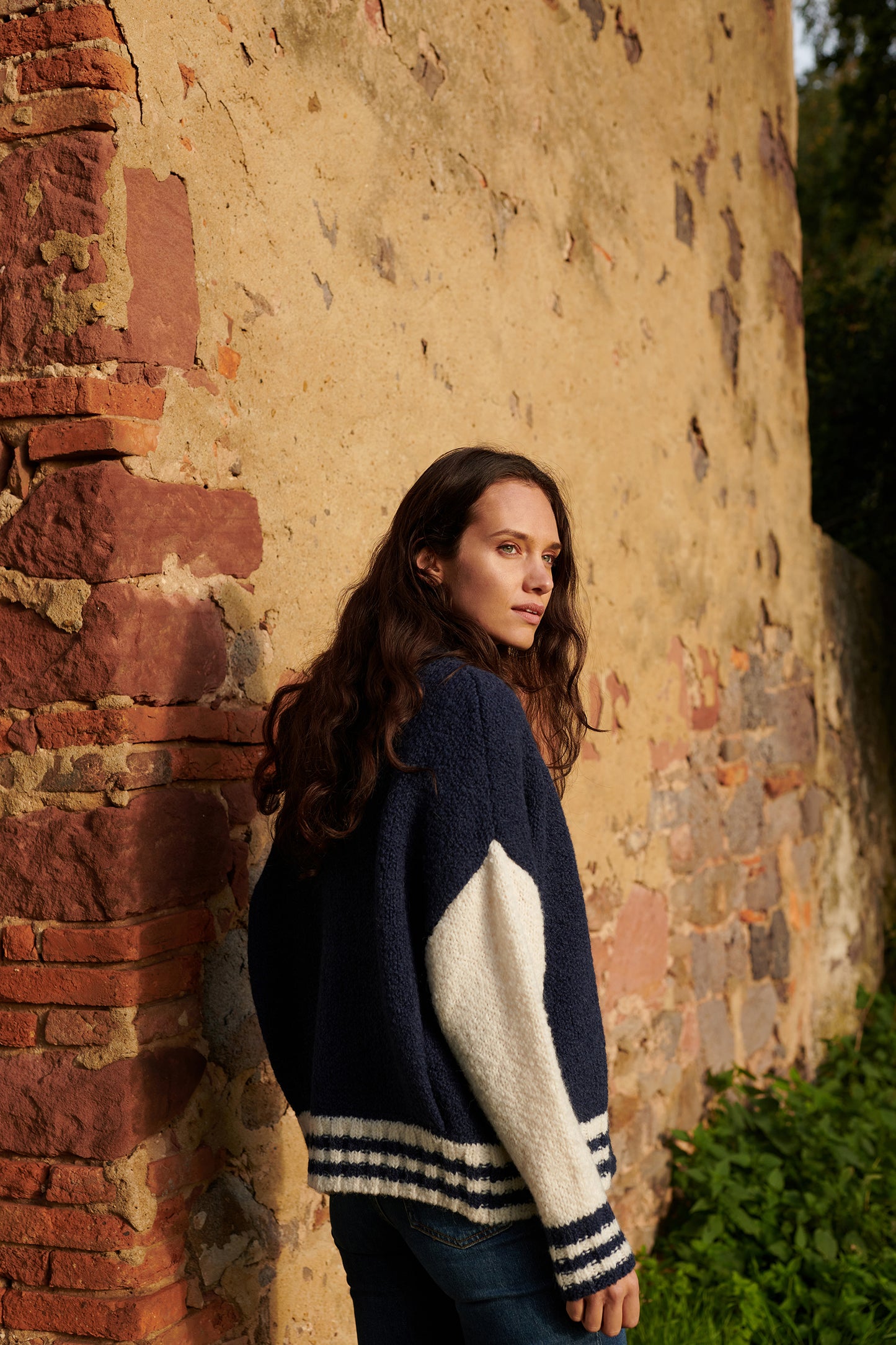 Boucle College Cardigan VICKY mit Collegestreifen Rueckansicht an Model in der Farbe dunkelblau