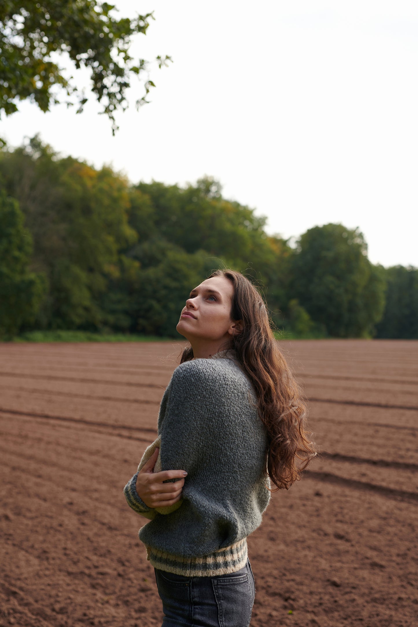 Boucle College Cardigan VICKY mit Collegestreifen Seitenansicht an Model in der Farbe grau