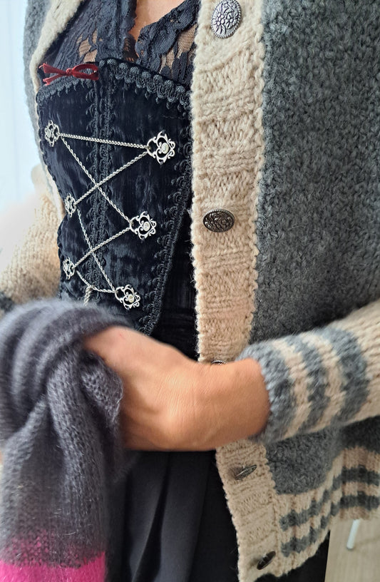 Boucle College Cardigan VICKY TRACHT mit Collegestreifen Vorderansicht offen getragen an Model in der Farbe grau