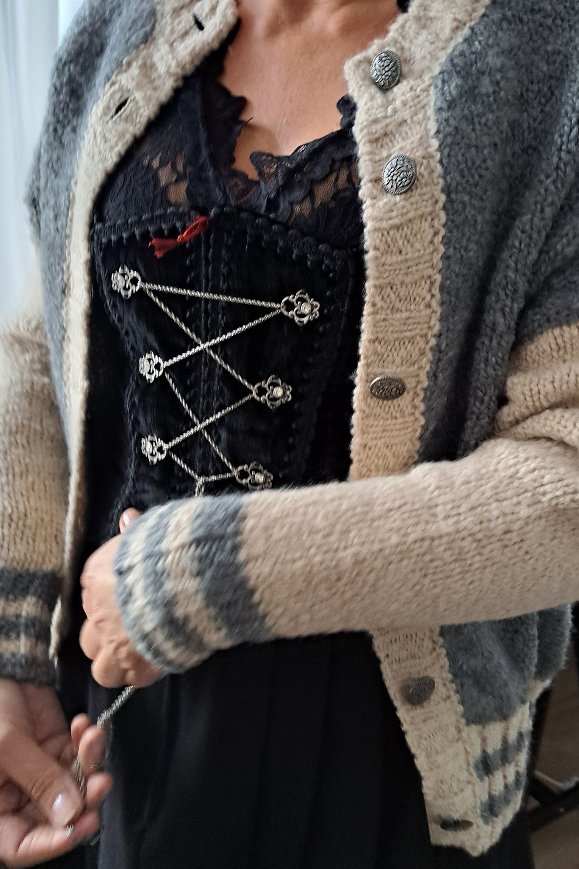 Boucle College Cardigan VICKY TRACHT mit Collegestreifen Vorderansicht offen getragen an Model in der Farbe grau
