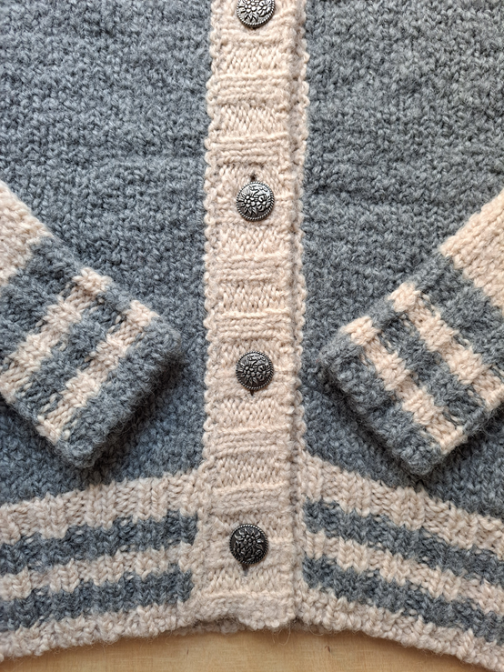 Boucle College Cardigan VICKY TRACHT mit Collegestreifen Vorderansicht mit Trachtenknöpfen in der Farbe grau
