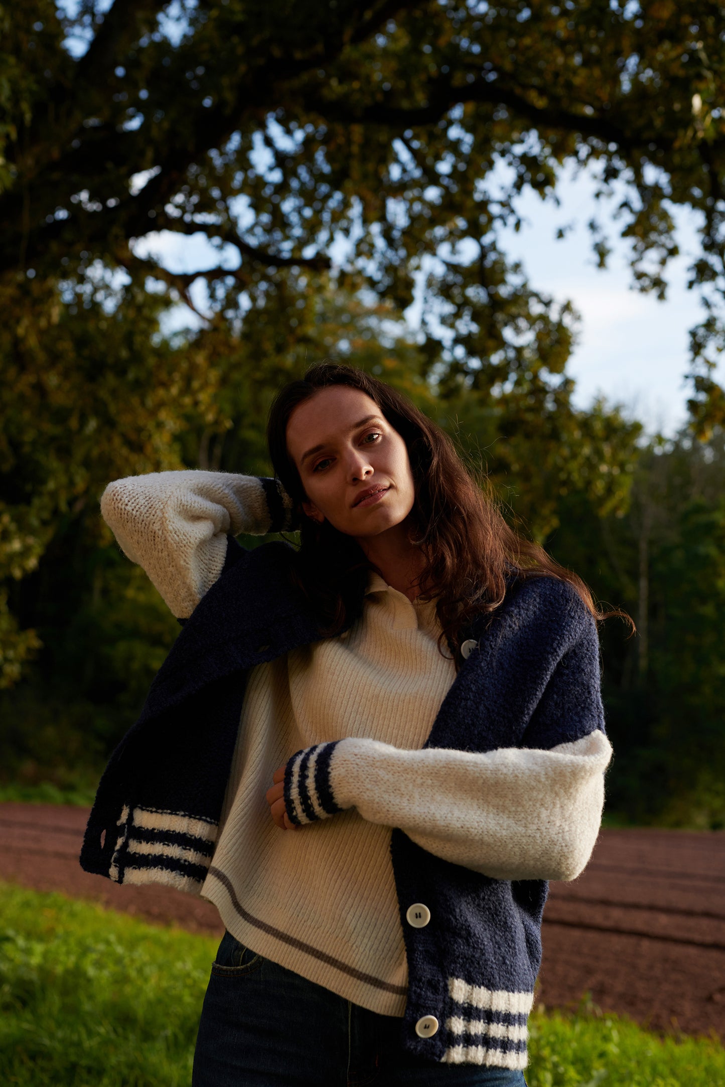 Boucle College Cardigan VICKY mit Collegestreifen Vorderansicht offen getragen an Model in der Farbe dunkelblau