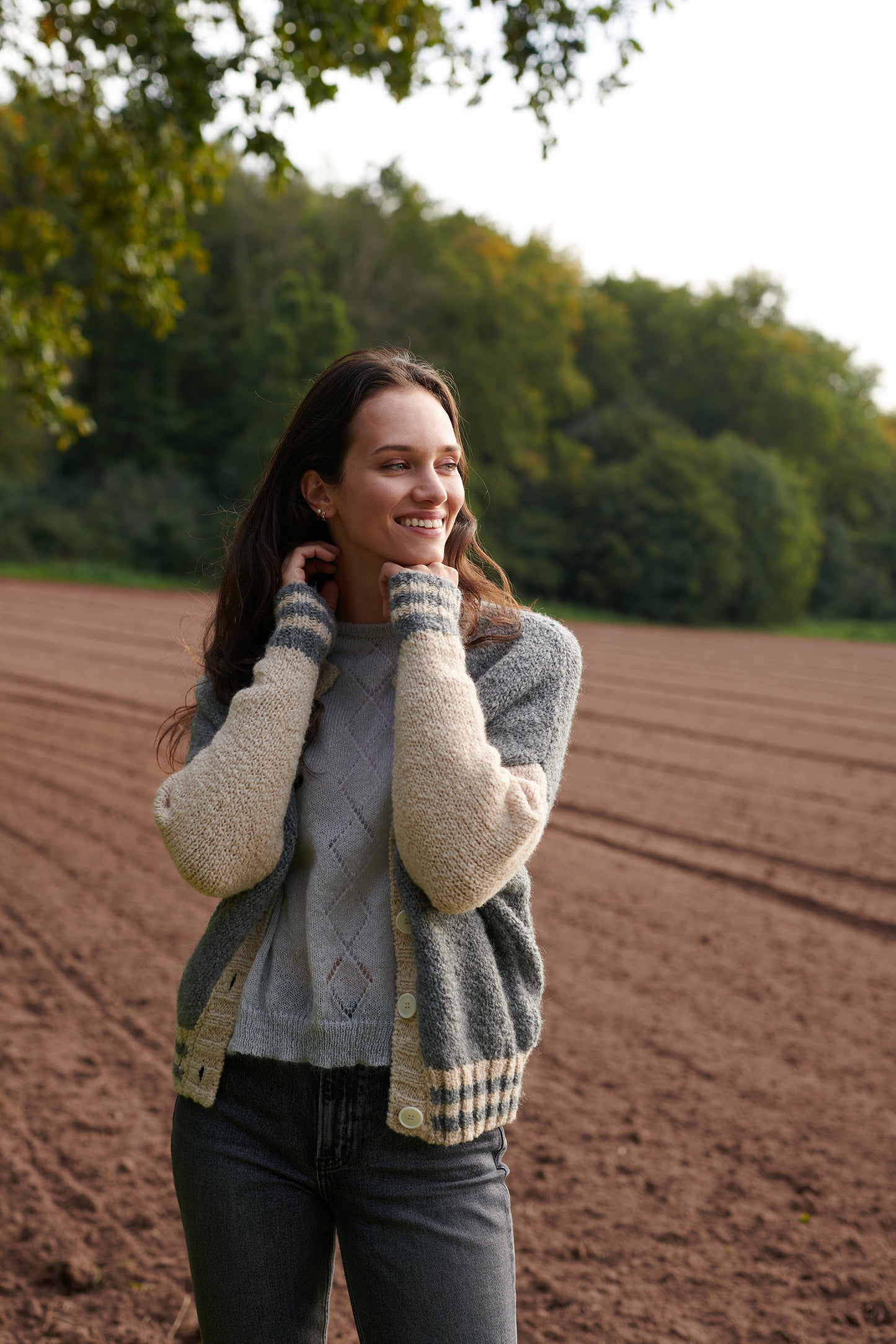 Boucle College Cardigan VICKY mit Collegestreifen Vorderansicht offen getragen an Model in der Farbe grau
