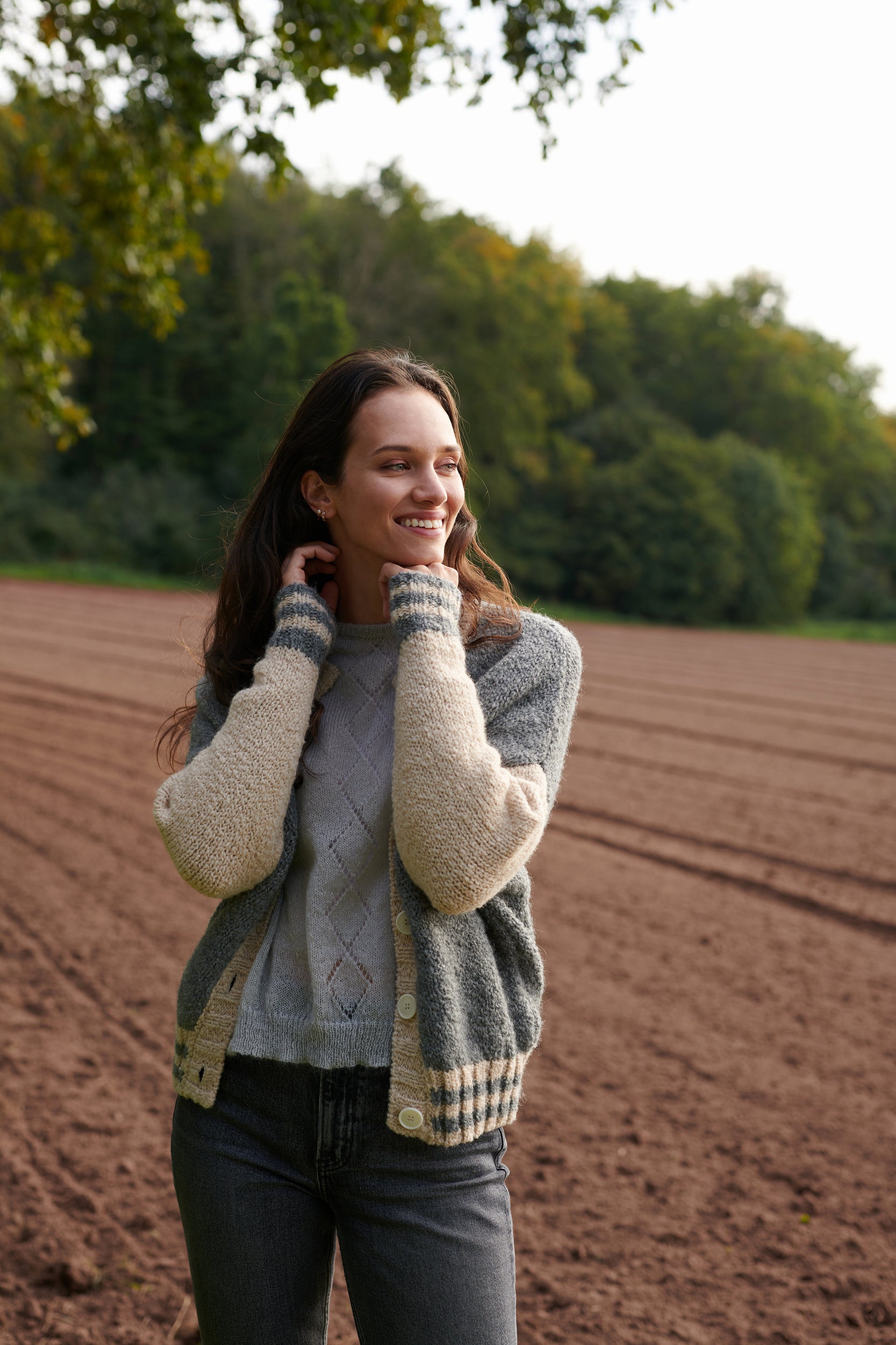 Boucle College Cardigan VICKY mit Collegestreifen Vorderansicht offen getragen an Model in der Farbe grau