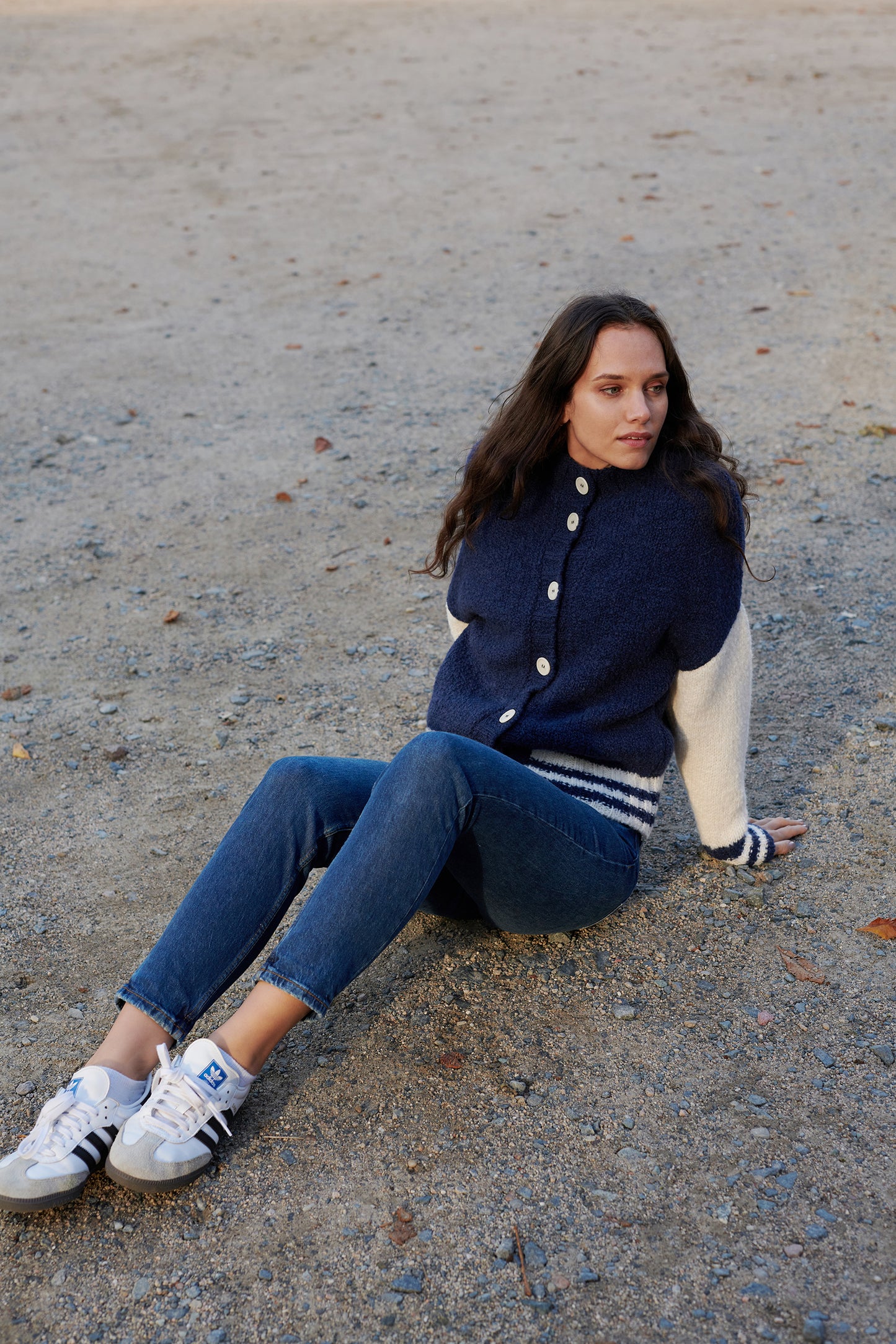 Boucle College Cardigan VICKY mit Collegestreifen Vorderansicht geschlossen getragen an Model in der Farbe dunkelblau