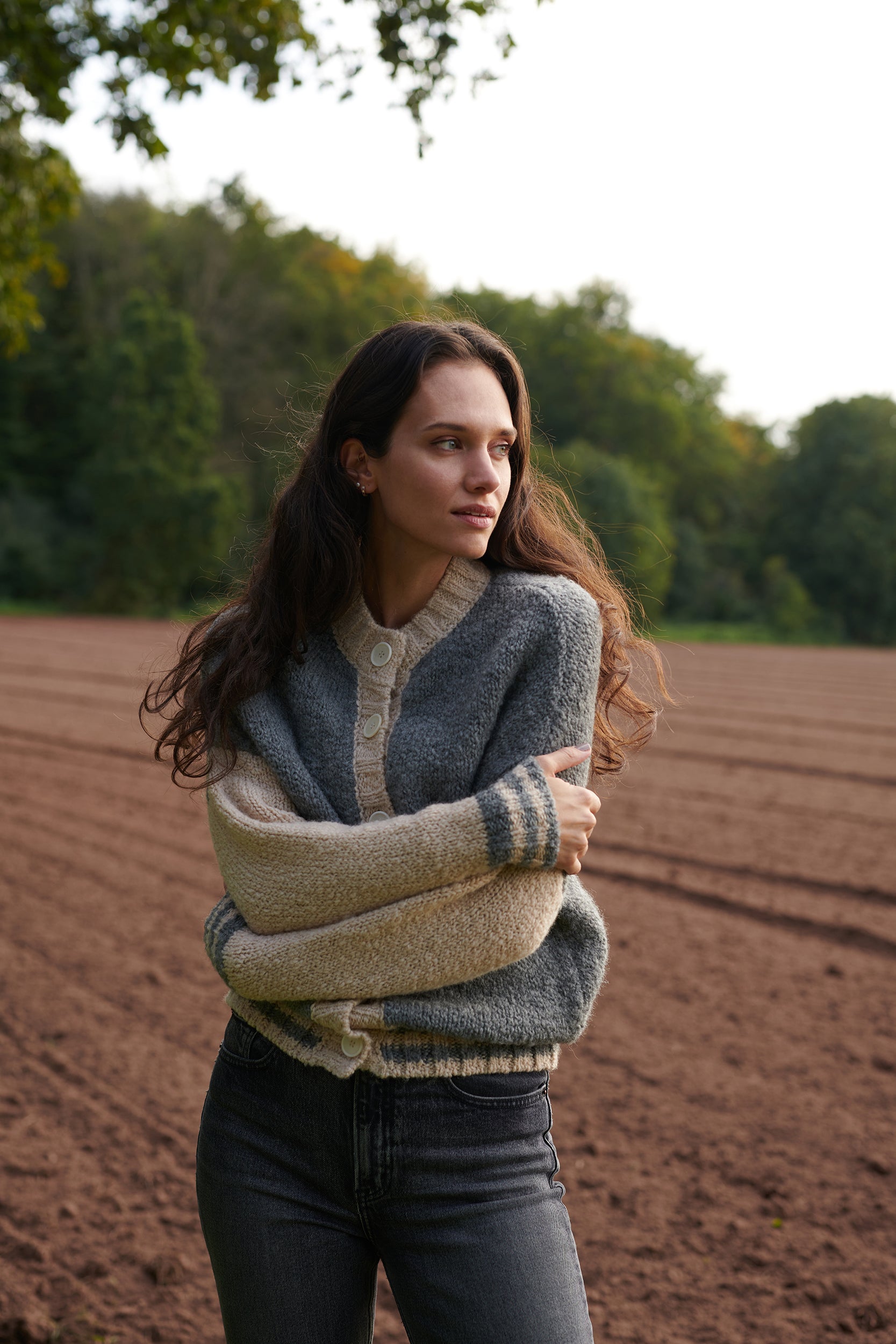 Boucle College Cardigan VICKY mit Collegestreifen Vorderansicht geschlossen getragen an Model in der Farbe grau