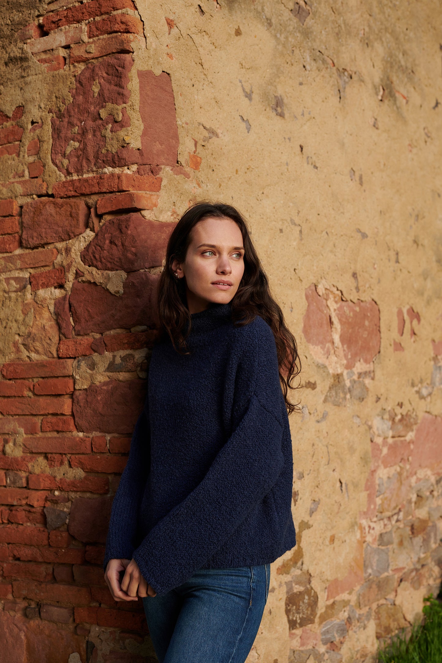 Boucle Pullover BETTY mit halsfernem Stehkragen und weitem Arm Seitenansicht an Model in der Farbe dunkelblau