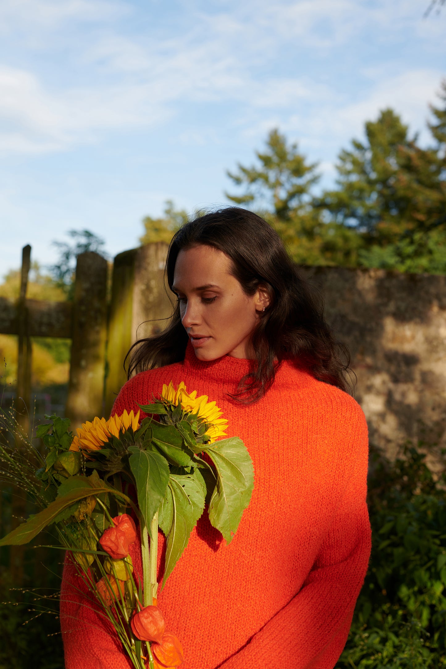 Boucle Pullover BETTY mit halsfernem Stehkragen Vorderansicht groß an Model in der Farbe orangerot