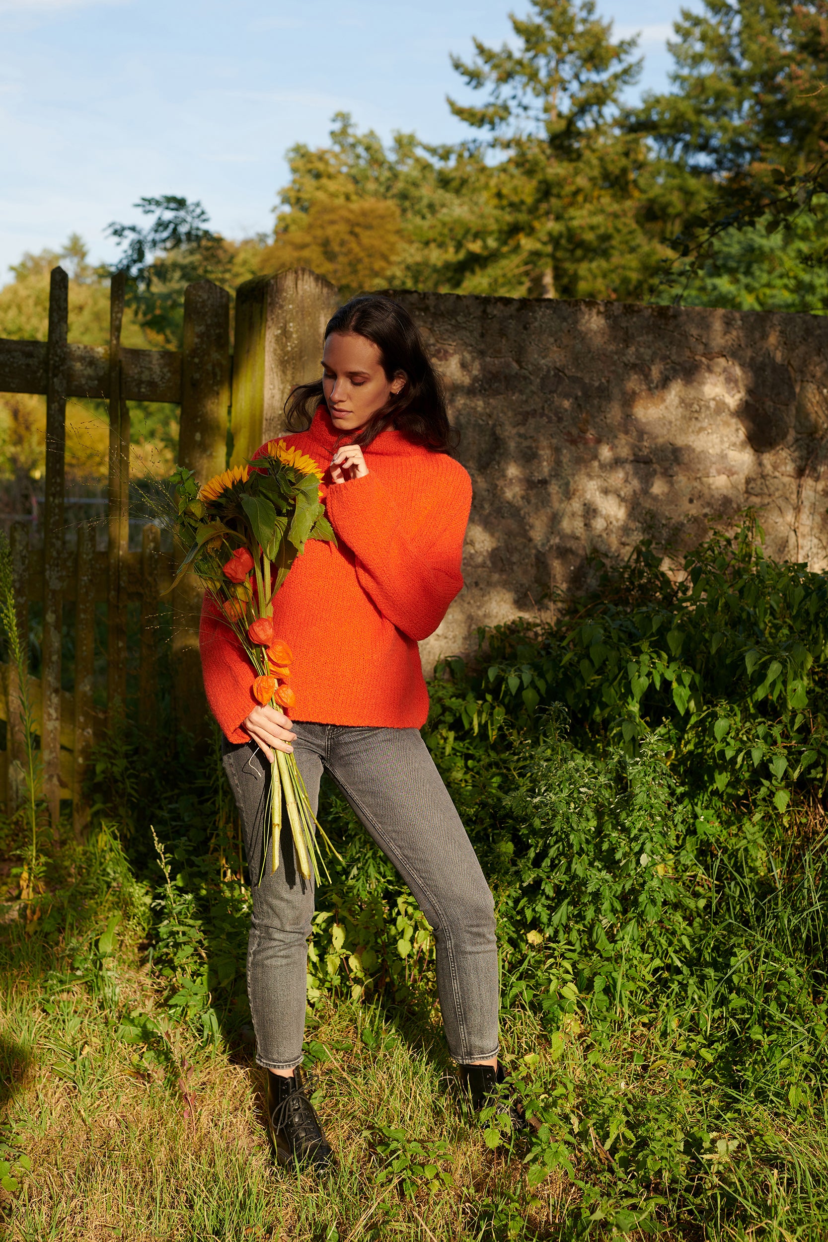 Boucle Pullover BETTY mit halsfernem Stehkragen Vorderansicht klein an Model in der Farbe orangerot