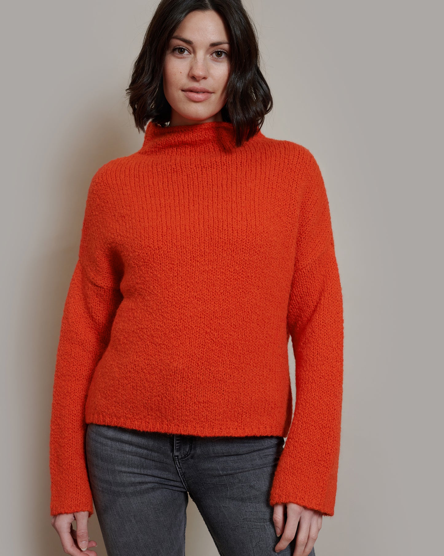 Boucle Pullover BETTY mit halsfernem Stehkragen Vorderansicht an Model in der Farbe orangerot