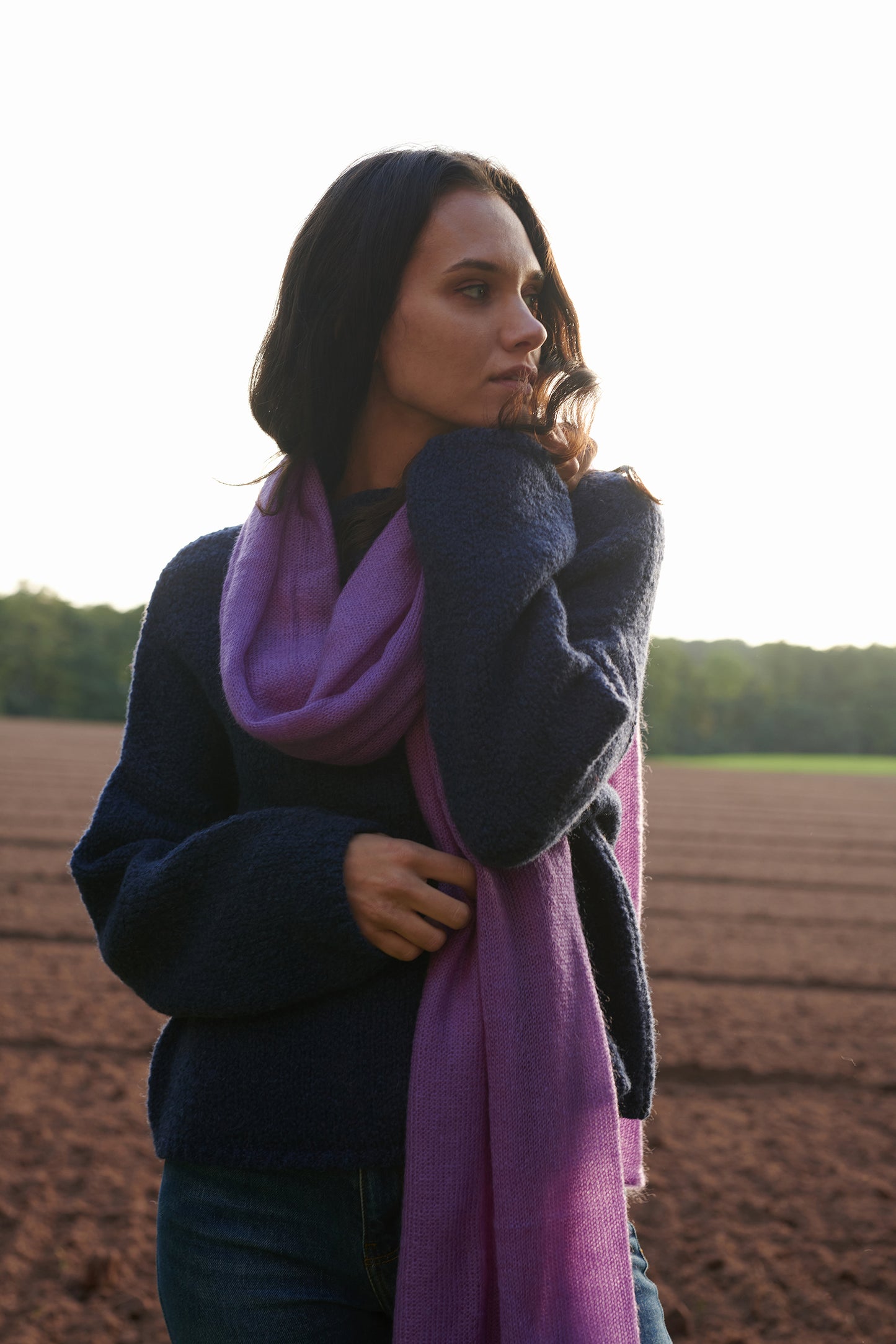 Boucle Pullover BETTY mit halsfernem Stehkragen und weitem Arm an Model in der Farbe dunkelblau mit lila Schal kombiniert