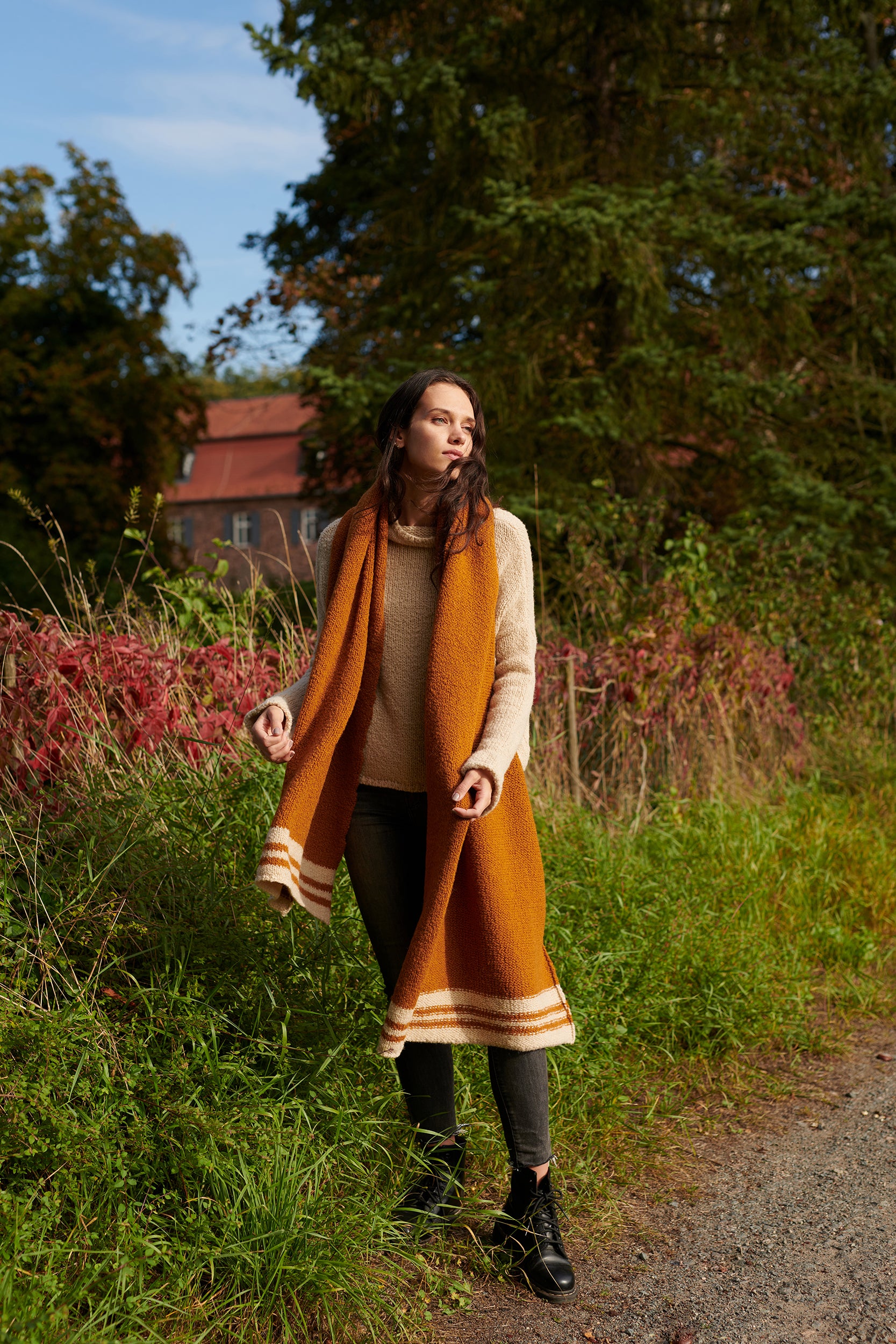 Boucle Pullover BOBBY mit halsfernem Stehkragen und Rueschenabschluss an Aermel Vorderansicht mit Schal an Model in der Farbe natur