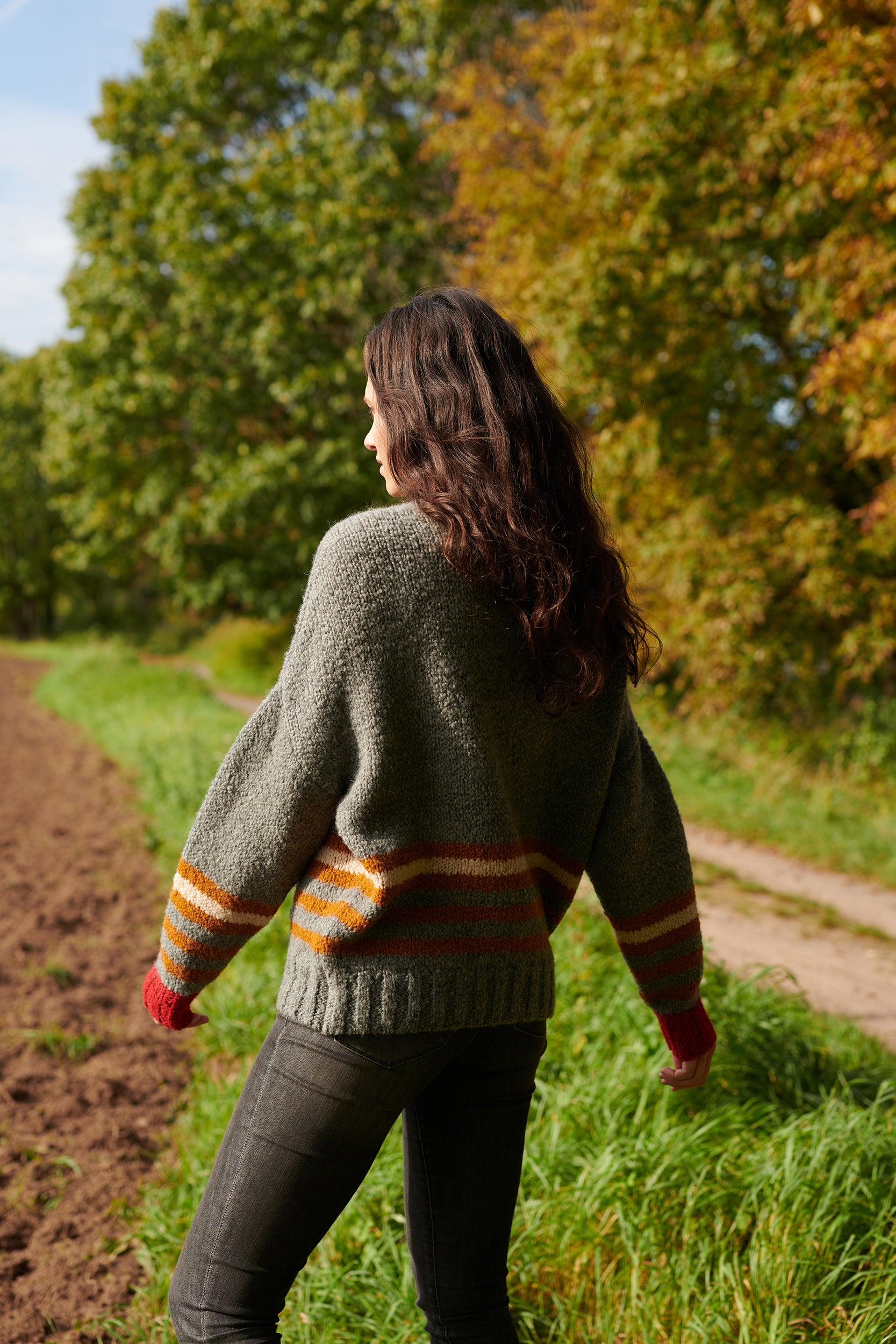 Boucle Pullover VANESSA mit farbigem Ringeldetail und Kontrastabschluessen an Aermel Rueckansicht an Model in der Farbe grau