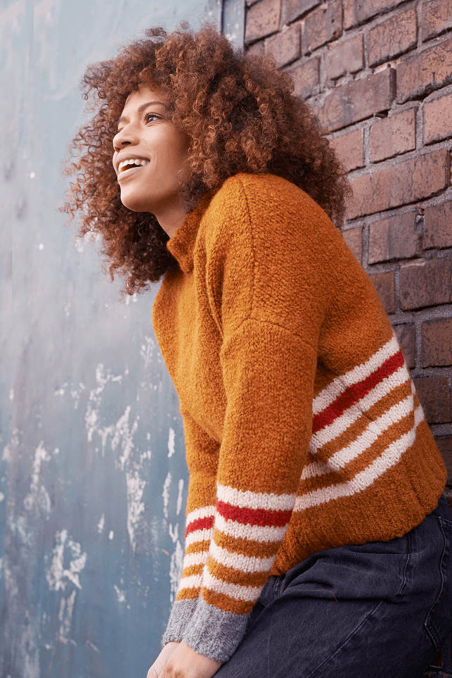 Boucle Pullover VANESSA mit farbigem Ringeldetail und Kontrastabschluessen an Aermel Seitenansicht an Model in der Farbe cognac