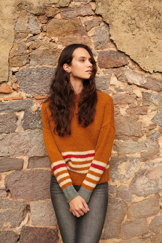 Boucle Pullover VANESSA mit farbigem Ringeldetail und Kontrastabschluessen an Aermel Vorderansicht an Model in der Farbe cognac