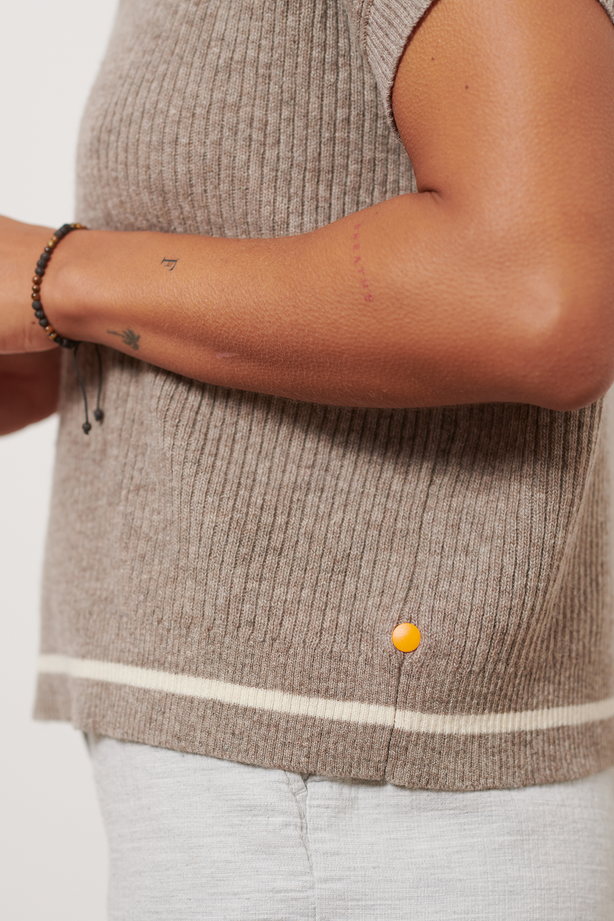 Polo Pullunder-Shirt ADA mit abgerundetem Polokragen Detailansicht Seitennaht aus ungefärbter Sartuul Wolle in der Farbe natur dunkel