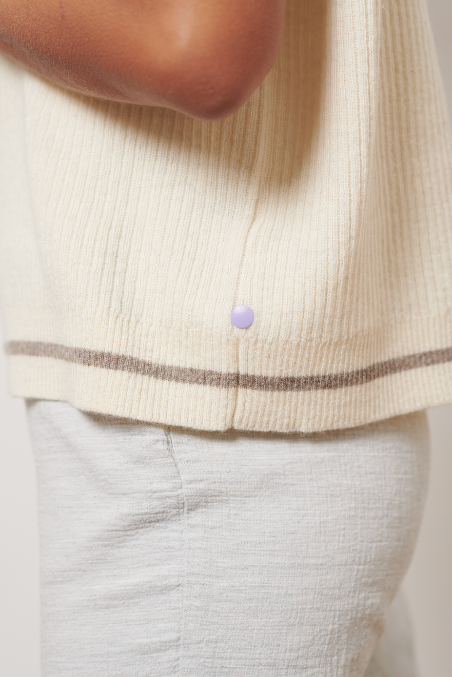 Polo Pullunder-Shirt ADA mit abgerundetem Polokragen Detailansicht Seitennaht aus ungefärbter Sartuul Wolle in der Farbe natur hell